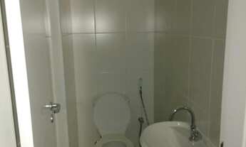 Imagem 7: Sala comercial, vazia, andar alto, vista livre. Ideal para investidores e profissionais li