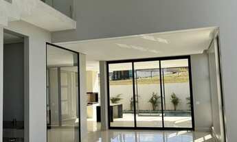 Imagem 7: Casa com projeto contemporâneo de alto padrão. Sala com pé direito duplo (integrado com a