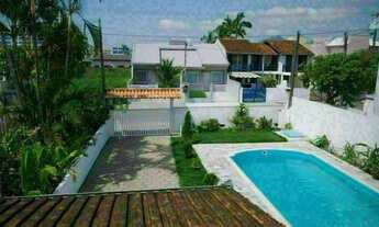 Imagem: Casa na quadra do mar com piscina