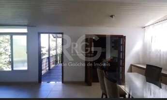 Imagem 2: Casa com dois andares no bairro São João em Porto Alegre/RS, possuindo ambientes bem dispo