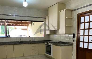 Imagem 5: Casa de condomínio para aluguel tem 420 metros quadrados com 4 quartos