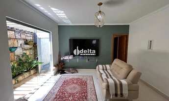 Imagem 2: Casa com 4 quartos e 1 escritório disponível para locação no bairro Santa Rosa em Uberlând