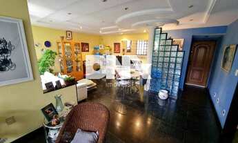 Imagem 2: Na área mais charmosa, a 200 metros da praia. Lindo dois quartos (original três) em prédio