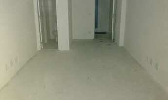 Imagem 4: Sala comercial, vazia, andar alto, vista livre. Ideal para investidores e profissionais li