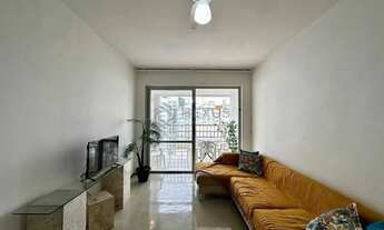 Imagem 2: Apartamento reformado com varanda, vista mar, uma quadra da Praia das Pitangueiras, Guaruj