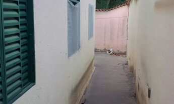 Imagem 3: CASA SETOR UNIÃO COM 3 QUARTOS VARANDA FRENTE PRAÇA PROX A AV T-9 OPORTUNIDADE ÚNICA