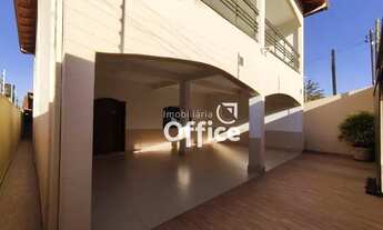 Imagem 3: Belíssimo Sobrado com localização privilegiada no Bairro Tropical