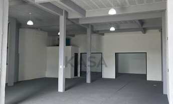 Imagem 3: Pavilhão reformado com 300m² de área total e 220m² de área privativa, 01 banheiro e vaga p