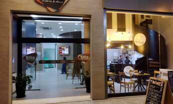 Imagem 2: Sala comercial, vazia, andar alto, vista livre. Ideal para investidores e profissionais li