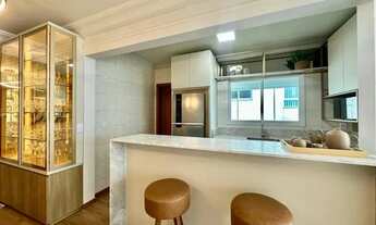 Imagem 6: Junto a Praça! 03 quartos com 148m², mobiliado e decorado!