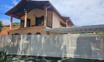 Imagem 2: Sobrado para venda possui 284 metros quadrados com 5 quartos