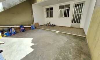 Imagem 2: Apartamento térreo tipo casa, composto de sala e dois quartos, com piso frio