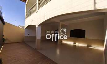 Imagem 2: Belíssimo Sobrado com localização privilegiada no Bairro Tropical