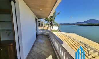 Imagem 3: Casa com 4 suítes a venda, no canal de Guarapari, numa área de 1.000m² com deck para emba