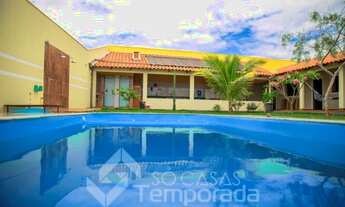 Imagem: Casa com piscina em bairro residencial