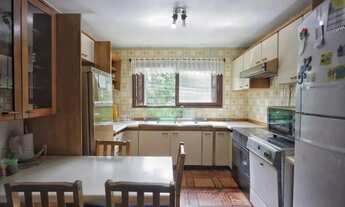 Imagem 3: Casa com 300m², localizada na zona sul de Porto Alegre, com lareira, piscina e 3 vagas de