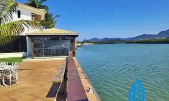 Imagem 2: Casa com 4 suítes a venda, no canal de Guarapari, numa área de 1.000m² com deck para emba