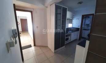 Imagem 2: Apartamento mobiliado de 2 dormitórios, sendo 1 suíte, no bairro Petrópolis, com DUAS VAGA