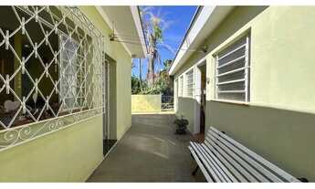 Imagem 4: Para Amantes do Estilo Clássico Casa com Detalhes Originais e Jardim