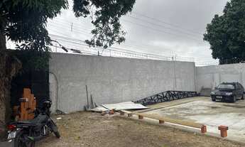 Imagem: Loja de veículos com galpão próximo a