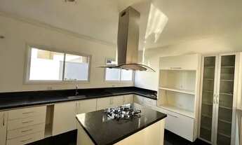 Imagem 3: Cozinha Italiana + Ampla Área gramada Externa + Dormitórios Grandes e Pé direito Alto