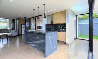 Imagem 7: Casa de condomínio para venda possui 346 metros quadrados com 4 quartos