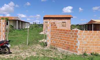 Imagem: Terreno com meia tarefa e uma casa em Glória
