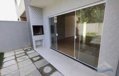 Imagem 2: Sobrado com 2 suítes no piso superior e 1 dormitório no piso térreo em Itapoá/SC