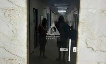 Imagem 3: Loja comercial com banheiro e copa. Após a reforma passou a ter 15m2. Rua Barata Ribeiro