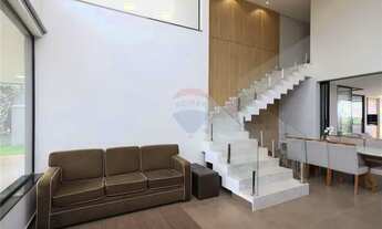 Imagem 3: Casa de condomínio para venda possui 346 metros quadrados com 4 quartos