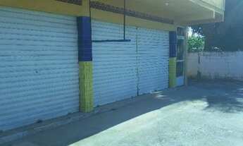 Imagem 5: Duas lojas, estrutura para construção de casa acima das lojas e amplo terreno nos fundos