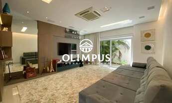 Imagem 3: Belíssima casa estilo sobrado dispondo de fino acabamento em uma localização privilegiada