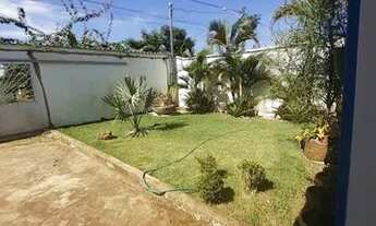 Imagem 4: Casa espaçosa confortável com jardim