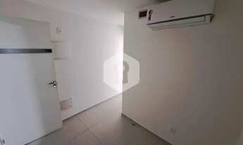 Imagem 2: Excelente sala com 2 splits novos e com farto comércio e transporte na região! Prédio novo