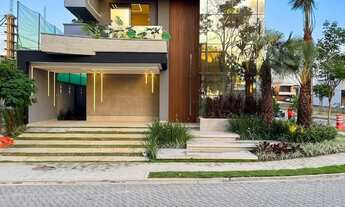 Imagem 2: Casa de esquina no Alphaville Ceará com vista para a praça e alto padrão construtivo