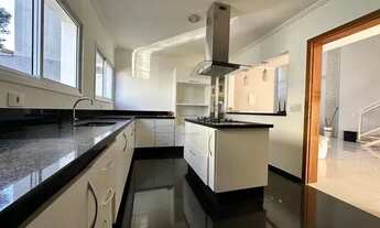 Imagem 2: Cozinha Italiana + Ampla Área gramada Externa + Dormitórios Grandes e Pé direito Alto