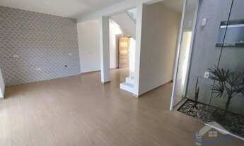 Imagem 4: Sobrado com 2 suítes no piso superior e 1 dormitório no piso térreo em Itapoá/SC