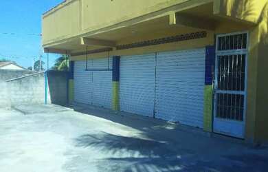 Imagem 2: Duas lojas, estrutura para construção de casa acima das lojas e amplo terreno nos fundos