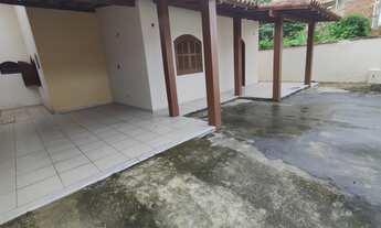 Imagem 2: Casa filé nos Cavaleiros c/ 4qts, send 1suíte, 2brs, 2vgs, quintal, amrs pnjds