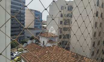 Imagem 2: 2 quartos com armários embutidos, vaga na garagem e cozinha planejada com adega