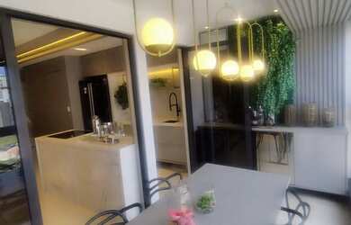 Imagem 6: PORTEIRA FECHADA. Poucos passos do mar. Com muito luxo e bom gosto. Ampla varanda goumert