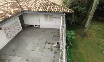 Imagem 2: Casa assobradada para alugar. Casa muito espaçosa, com 5 dormitórios (1 suíte), 6 banheiro