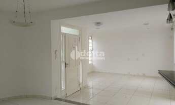 Imagem 2: Casa para aluguel, 5 quartos, 2 suítes, 7 vagas, Saraiva - Uberlândia/MG