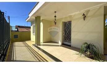 Imagem 7: Para Amantes do Estilo Clássico Casa com Detalhes Originais e Jardim