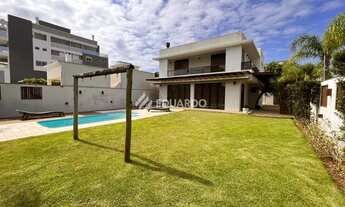 Imagem 2: Casa à venda com 05 dormitórios na praia de Mariscal, Bombinhas - SC