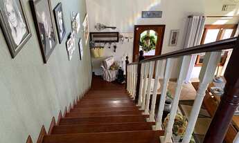 Imagem 2: Sobrado com Piscina e Quintal Amplo