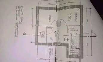 Imagem 2: Vendo um terreno com uma casa de madeira