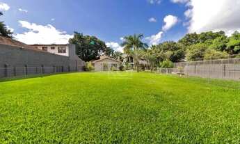 Imagem 2: EXCELENTE CASA COM 3 DORMITÓRIOS, PISCINA E 6 VAGAS DE GARAGEM