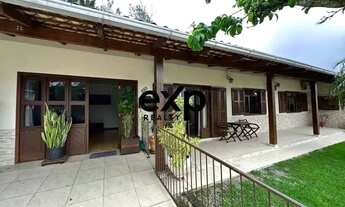 Imagem: Casa ampla com suíte e área de festas