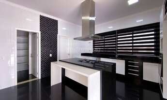 Imagem 6: Casa de condomínio para aluguel possui 418 metros quadrados com 4 quartos